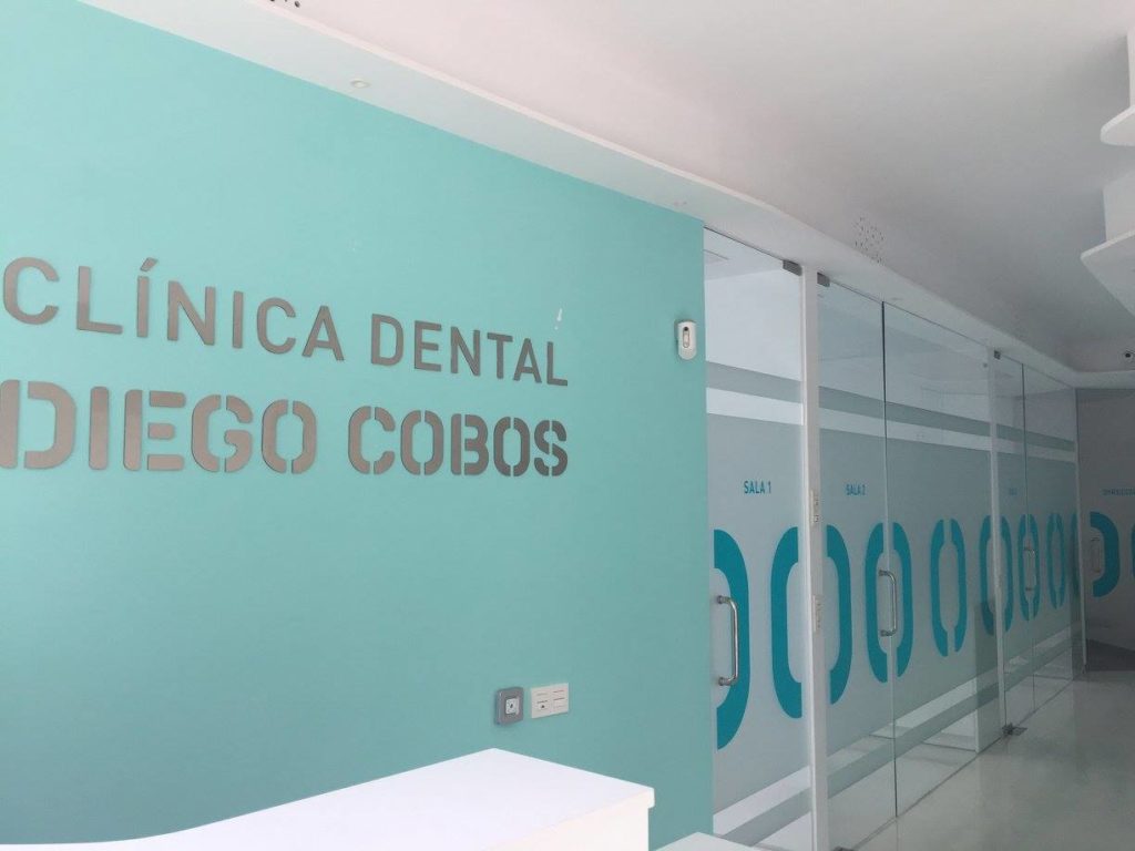 instalacion de vidrios en clinica dental granada