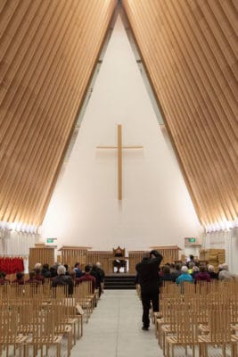 iglesia de cartón los materiales de construcción más baratos